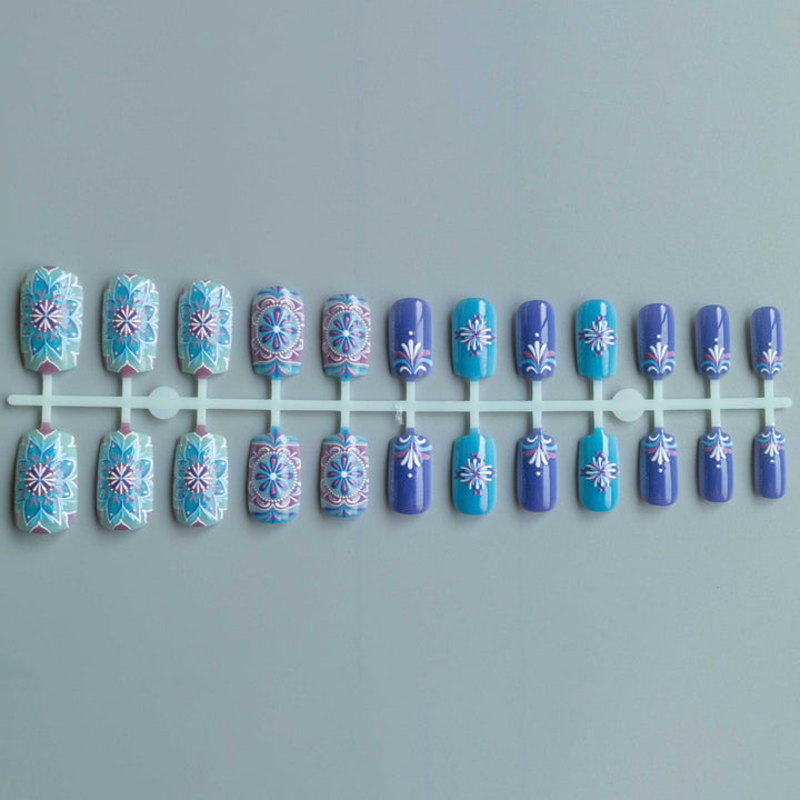 Künstlerisches Blumenmuster Nagelkunst