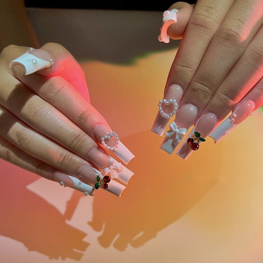Kunstnagelset mit eleganten 3D-Verzierungen und Perlenakzenten Karnz