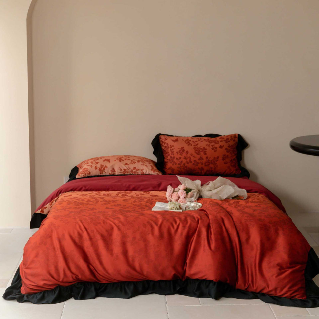 Satin-Bettwäschegarnitur mit floralem Mikrojacquard und kontrastiertem Saum
