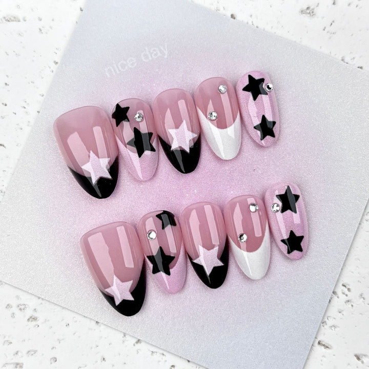 Dekoratives Press-On-Nagelset mit künstlerischem Stern-Design