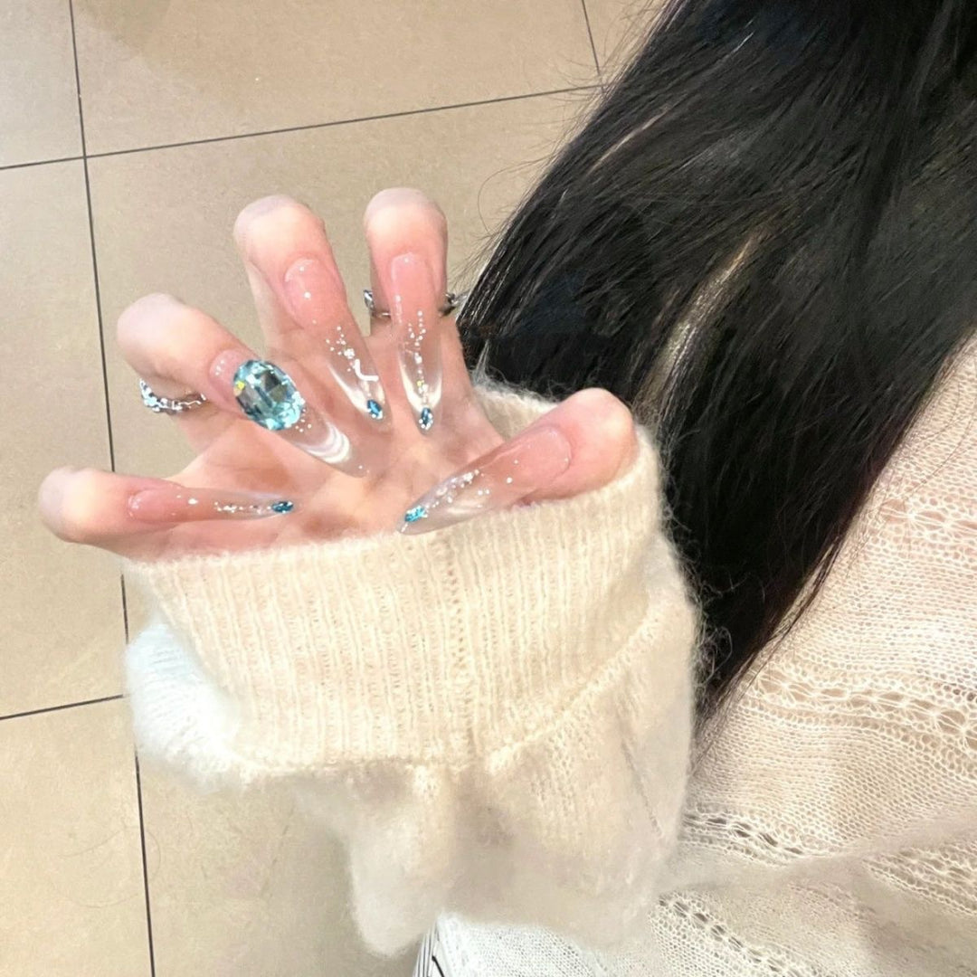 Künstlerische Stiletto Press-On Nagelkunst mit schimmernden Akzenten Karnz