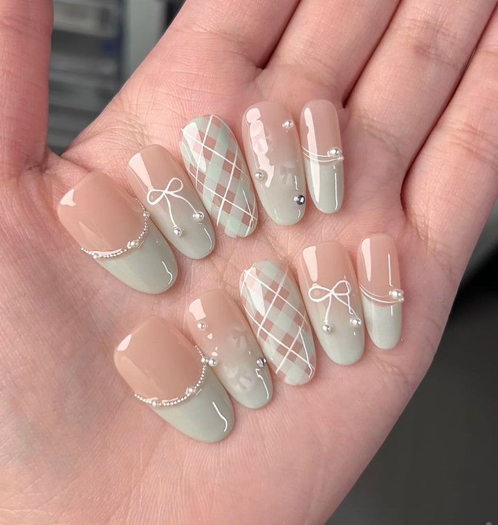 Künstlerisches Press-On-Nagelset mit floralen und glänzenden Akzenten Karnz