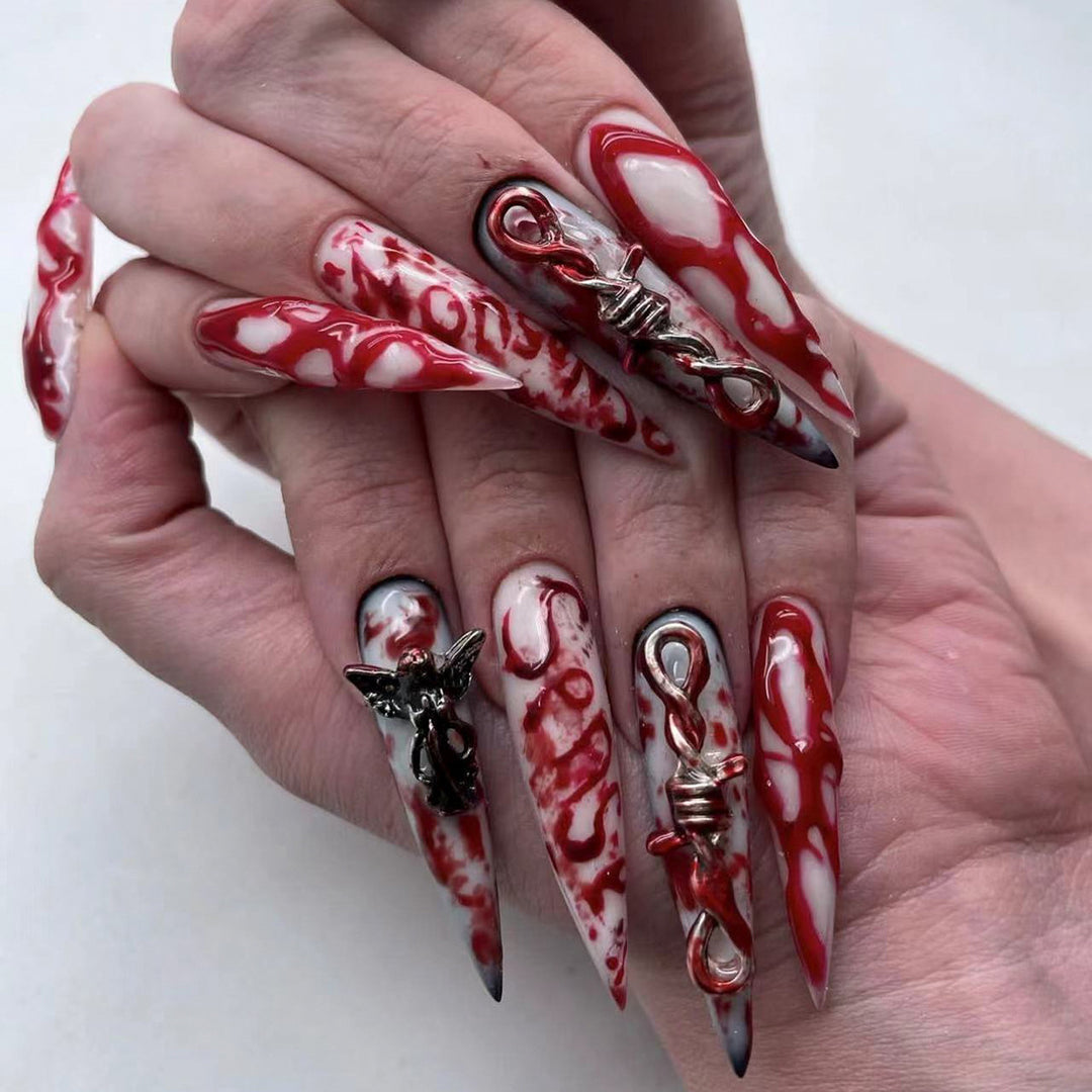 Kreative Stiletto-Nagelkunst mit blutroten Akzenten Karnz