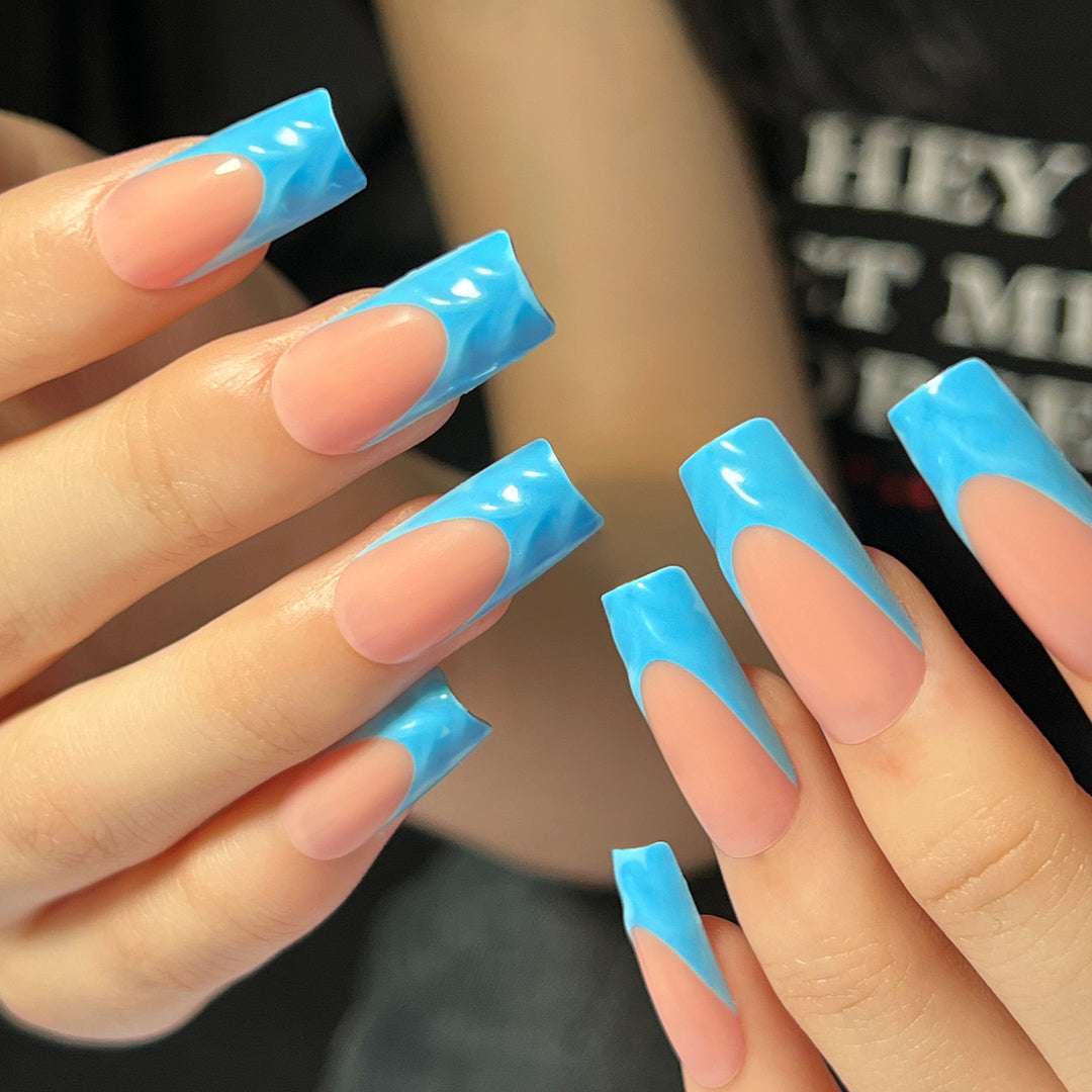 Künstlerische Gel-Nägel mit modernem Design Karnz