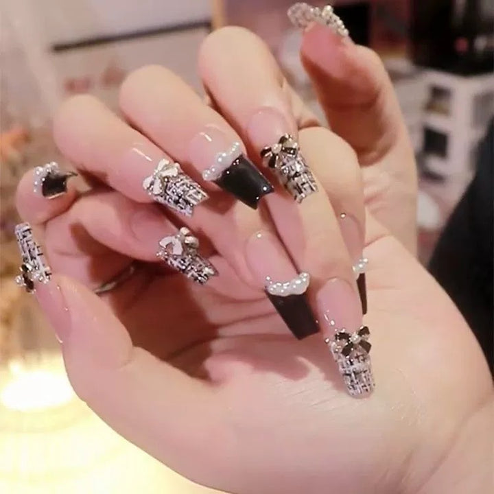 Glamouröse Nageldesigns mit Perlen- und Strass-Akzenten Karnz