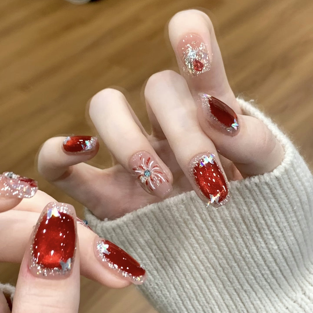 Künstlerisches Press-On Nail Set mit Glitzer und Sternelementen Karnz