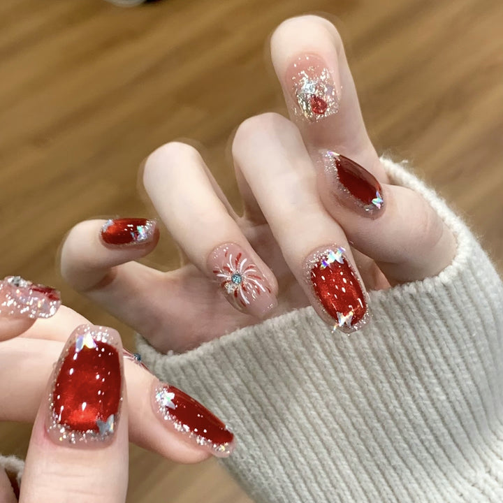 Künstlerisches Press-On Nail Set mit Glitzer und Sternelementen Karnz