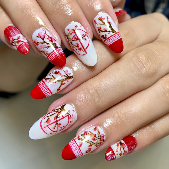 Kunstnägel mit floralen Akzenten Karnz