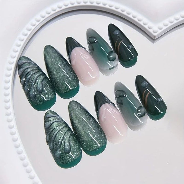 Kunstnägel mit luxuriösen Metallic- und Glitzerdetails Karnz