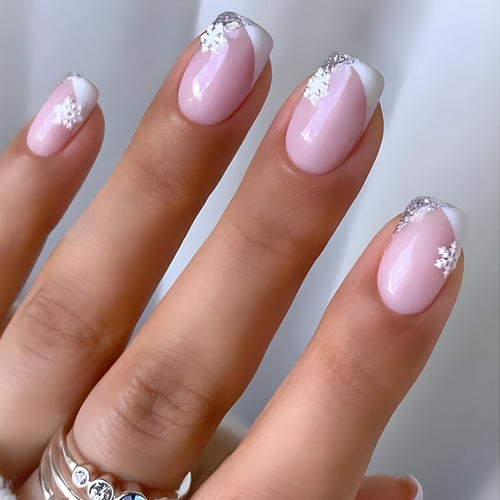 Elegante Kunstnägel mit Schneeflocken Design Karnz