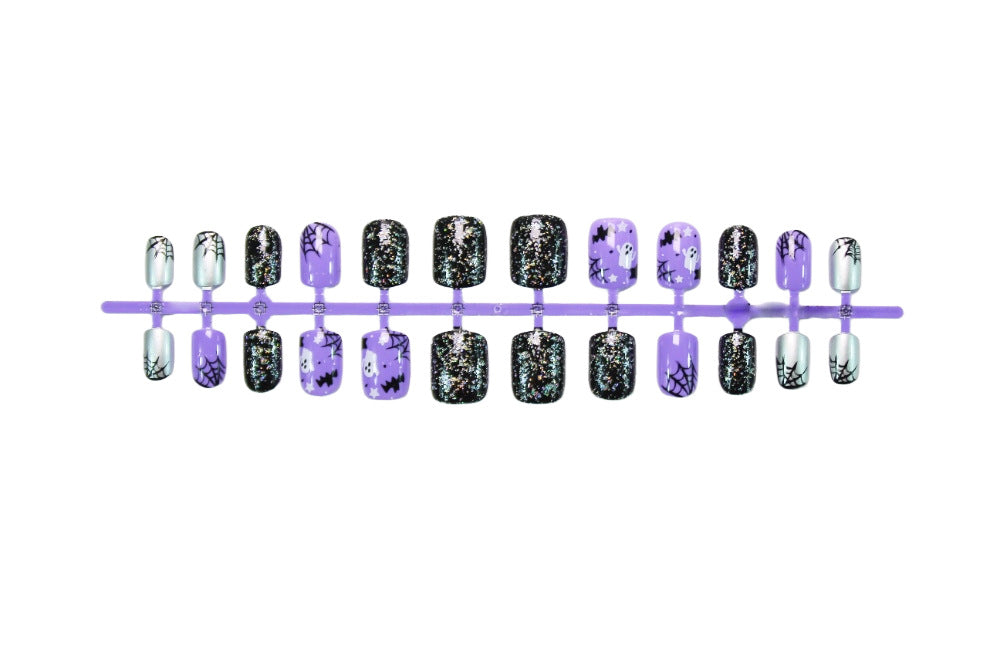 Halloween Kunstnagelset mit spooky Motiven und Glitzerakzenten Karnz