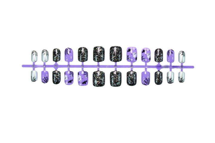 Halloween Kunstnagelset mit spooky Motiven und Glitzerakzenten Karnz