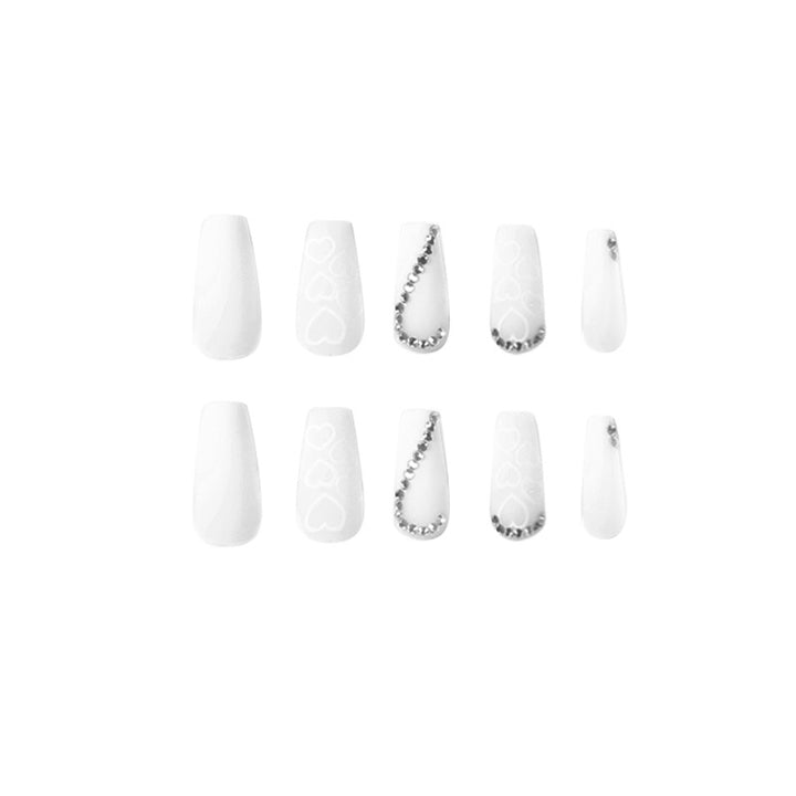Kunstvolle Nagelverlängerungen mit Herzen-Design und Glitzerakzenten Karnz