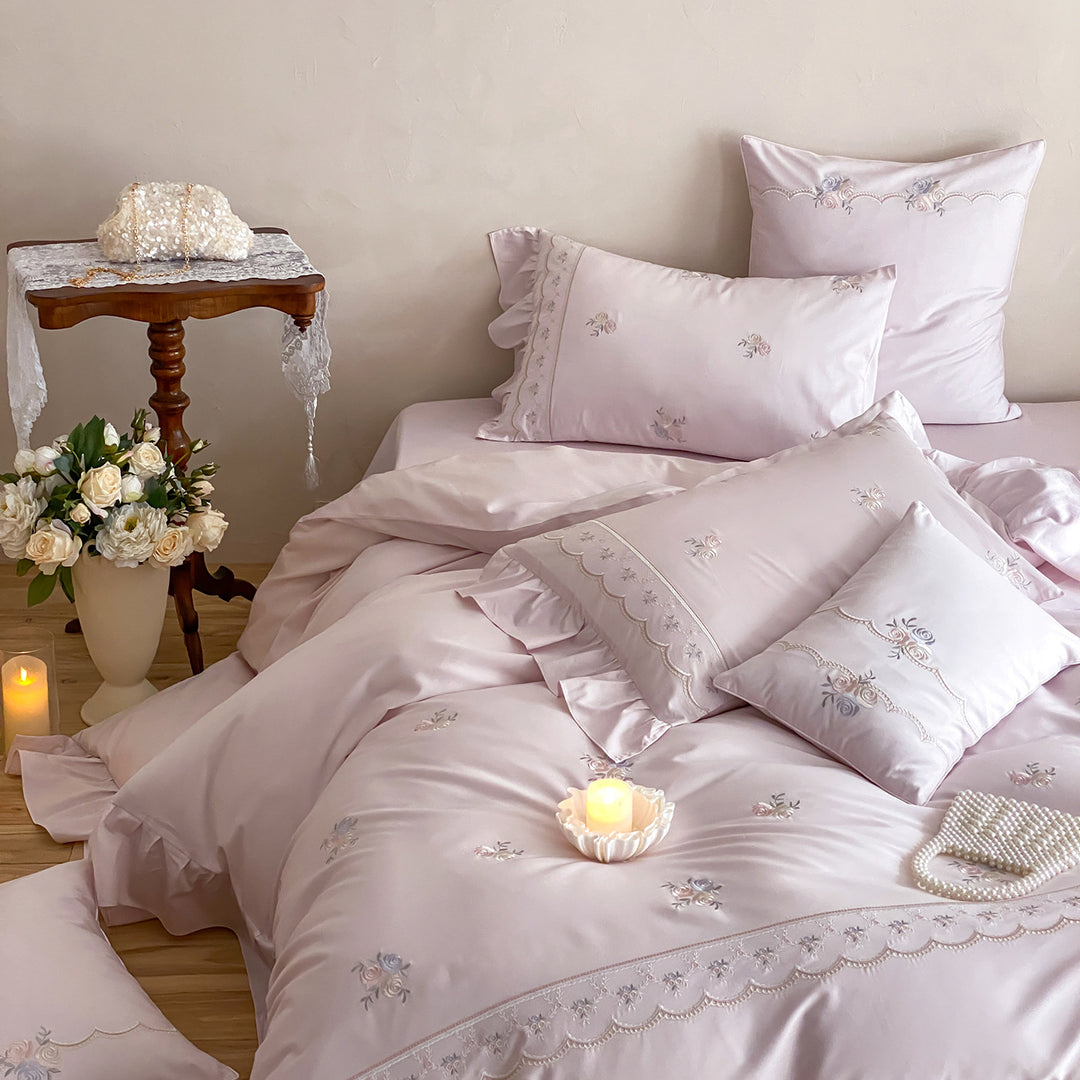 Luxuriöses Baumwollsatin-Bettwäsche-Set mit floraler Stickerei, Volant und Zierkissen