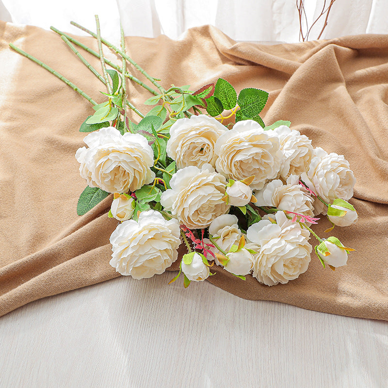 Eleganter künstlicher Rosenstrauß