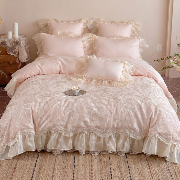 Luxuriöses Rüschensatin-Bettbezug-Set mit organza-besäumtem, besticktem Blätter-Jacquard-Bettüberwurf