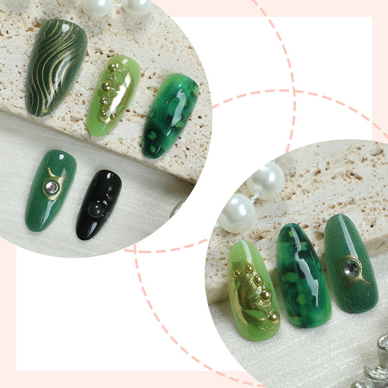 Künstlerisches Press-On Nagelkunstset mit Smaragd- und Gold-Designs Karnz
