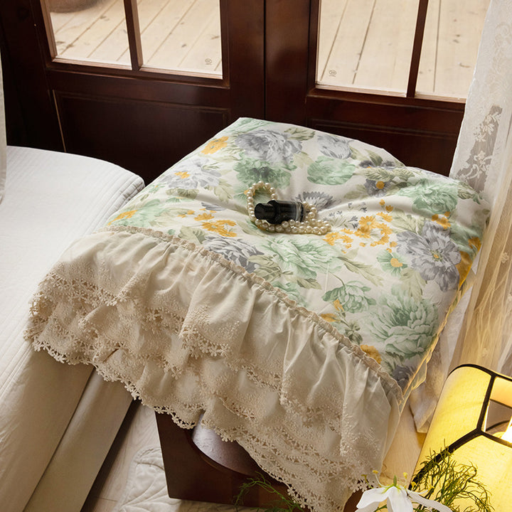 Floral gesteppte Tagesdecke mit Spitzenrüsche