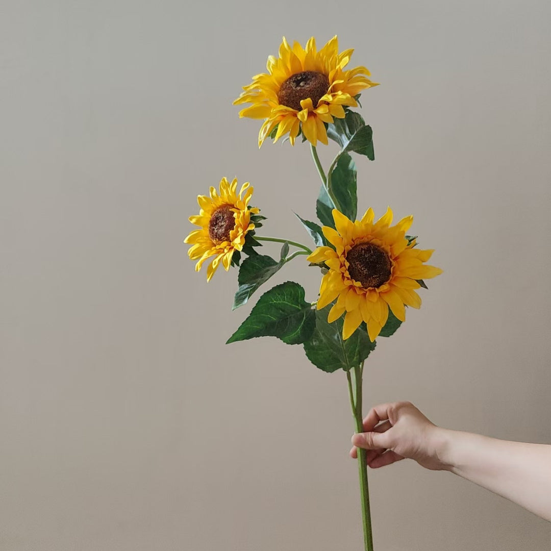 Lebensechte Sonnenblumenstängelarrangements
