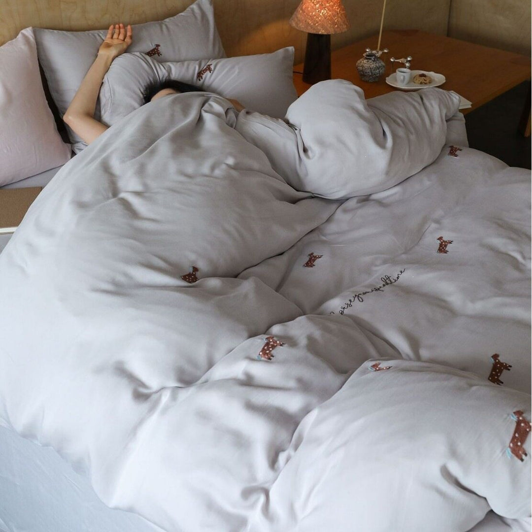 Fein gewebte Bettwäschegarnitur mit gestickten Dackel‑Motiven