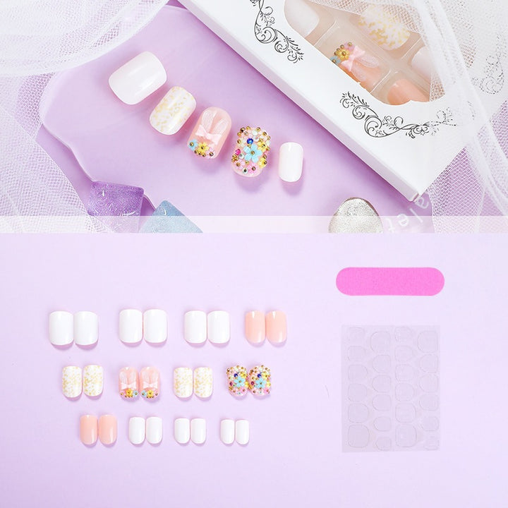 Elegantes Kunstnagelset mit bunten Akzenten Karnz