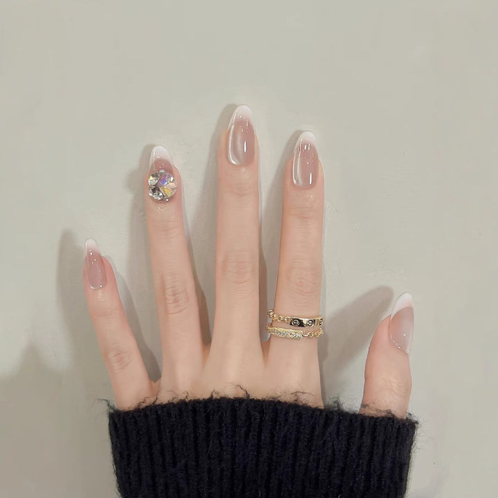 Elegantes französisches Nageldesign mit Strassakzent