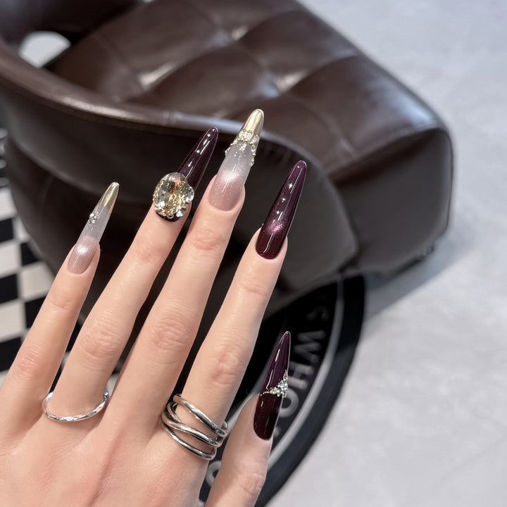 Elegante Stiletto Press-On Nagelset mit dekorativen Juwel-Akzenten Karnz