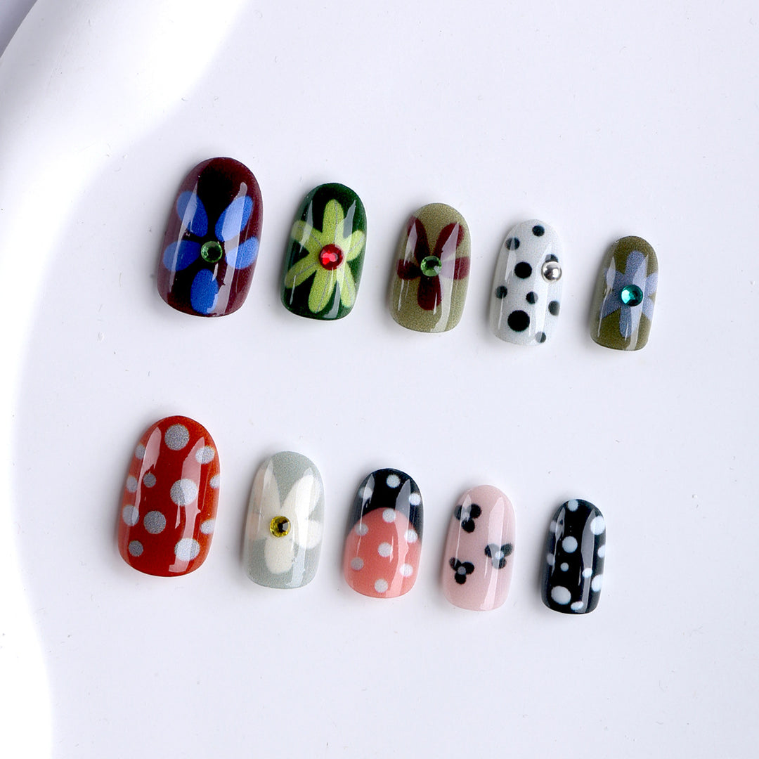 Kunstvolle Nagelkunst mit Floralen Designs Karnz