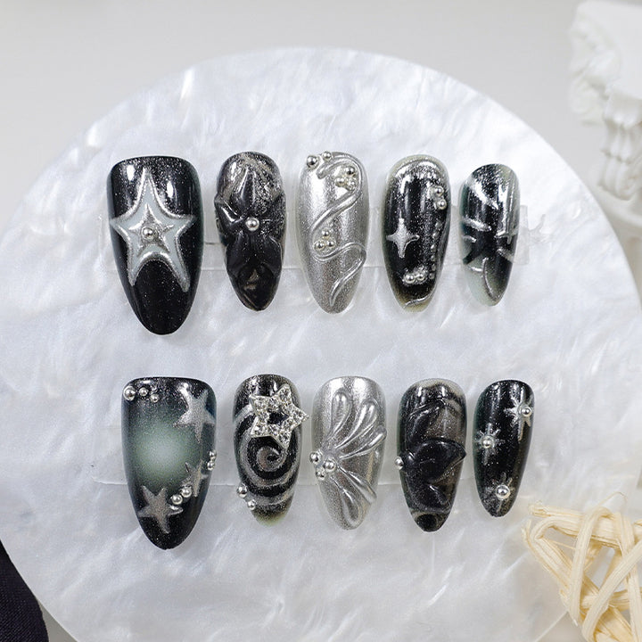 Kunstnägel mit stilvollen metallic Verzierungen Karnz