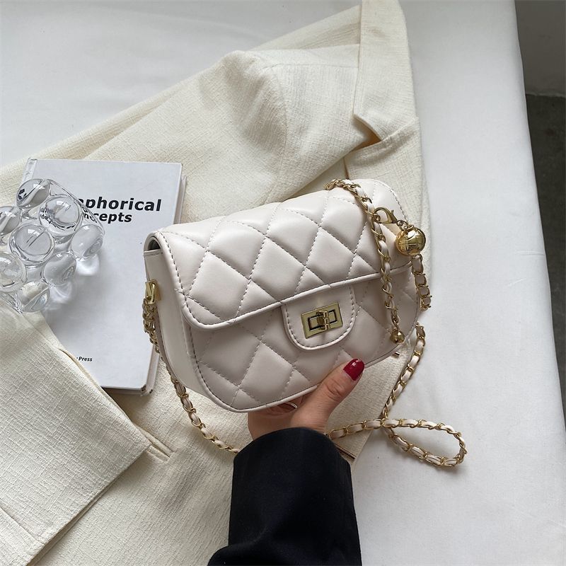 Gepolsterte Kette-Schultertasche Karnz