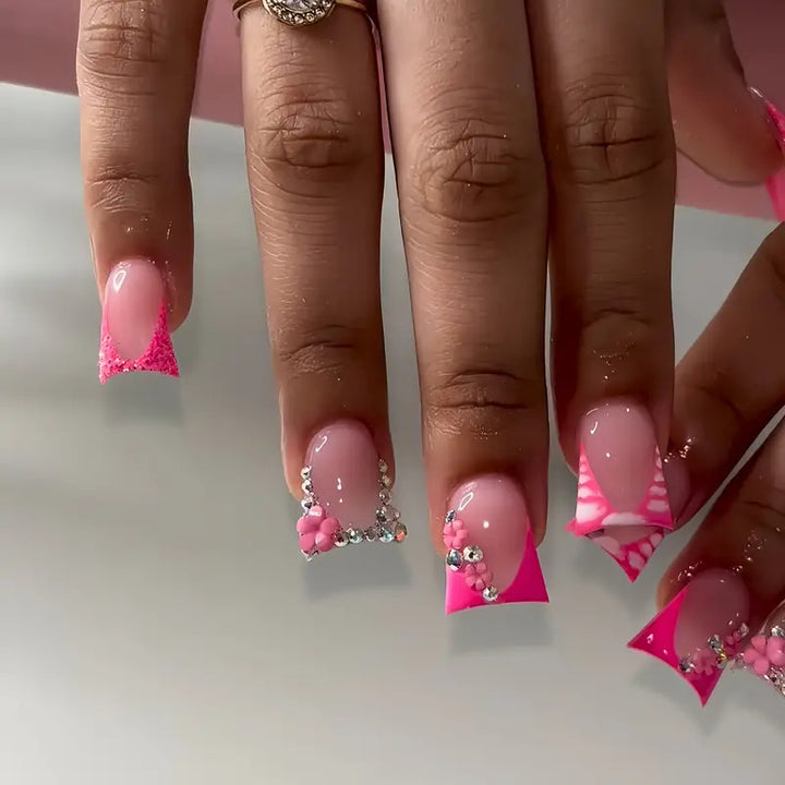 Glamouröses Nagelkunstset mit floralen und Strassakzenten Karnz
