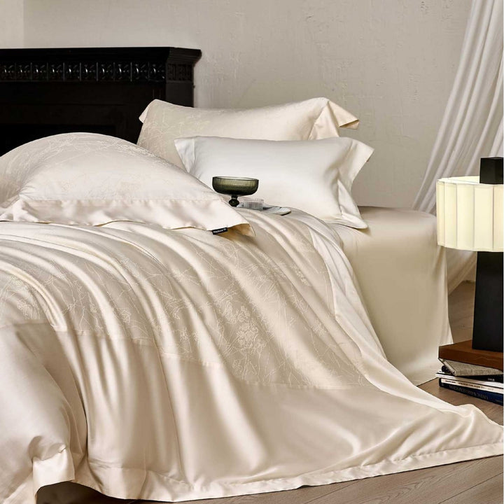 Satin-Bettwäschegarnitur mit floraler Jacquardstruktur und feinem Saumdetail