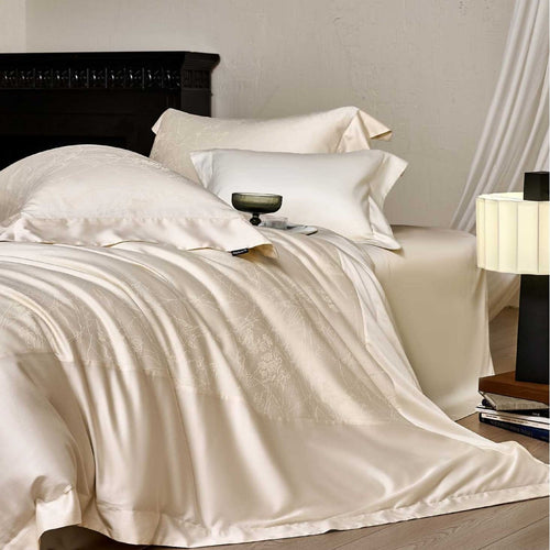 Satin-Bettwäschegarnitur mit floraler Jacquardstruktur und feinem Saumdetail