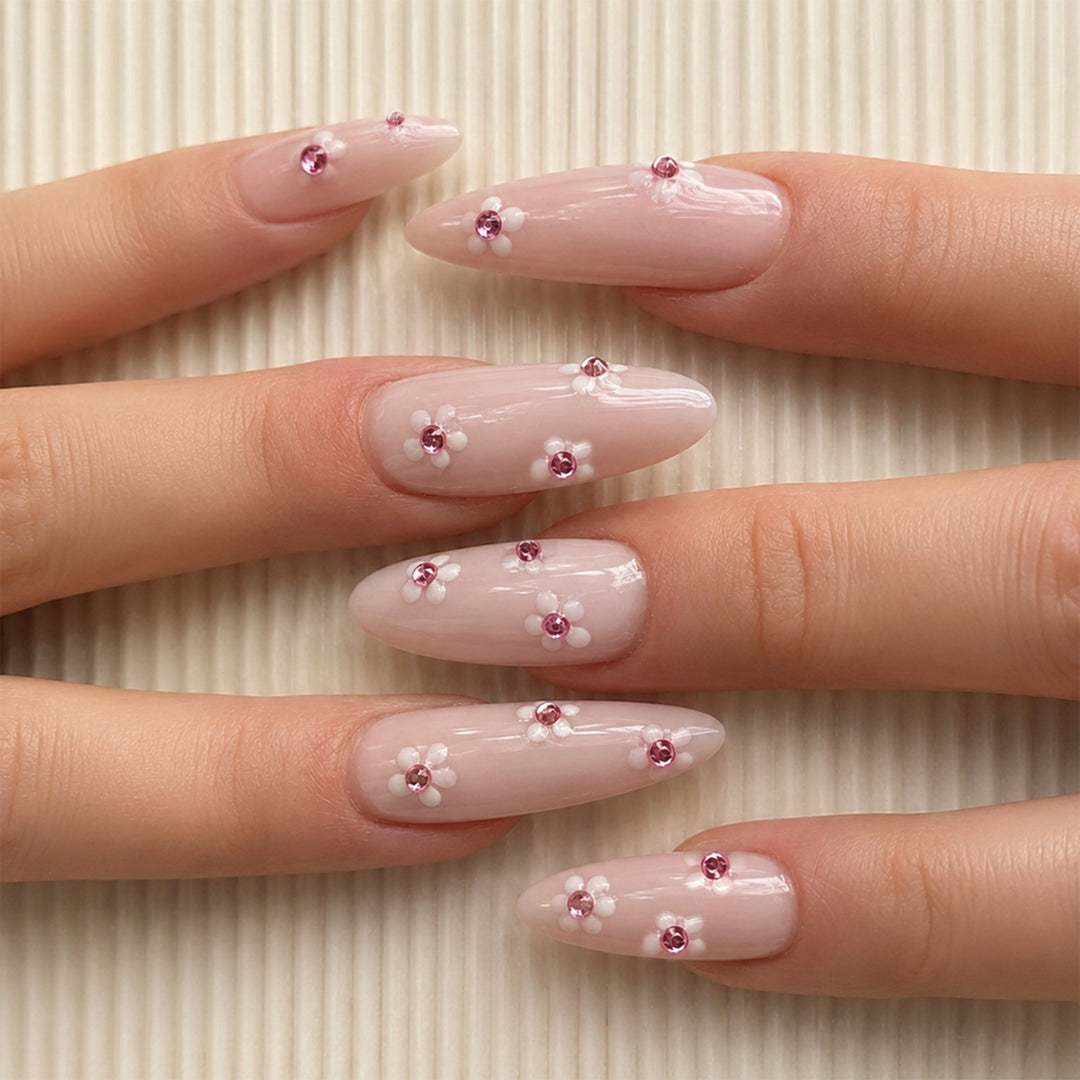 Kunstnagelset mit floralen 3D-Details Karnz