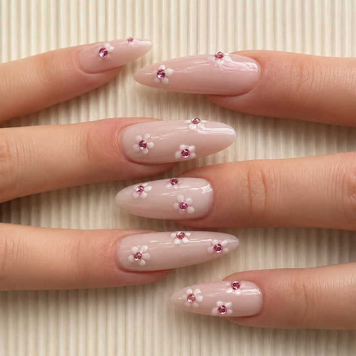Kunstnagelset mit floralen 3D-Details Karnz