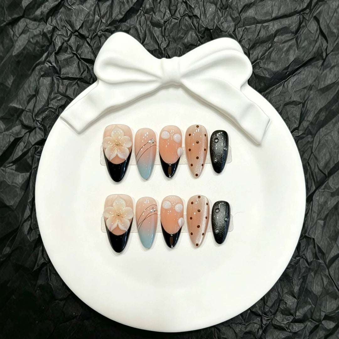 Elegantes Press-On-Nagelkunst-Set mit floralen und abstrakten Designs