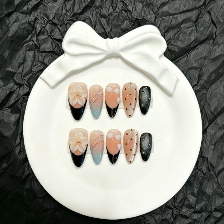 Elegantes Press-On-Nagelkunst-Set mit floralen und abstrakten Designs
