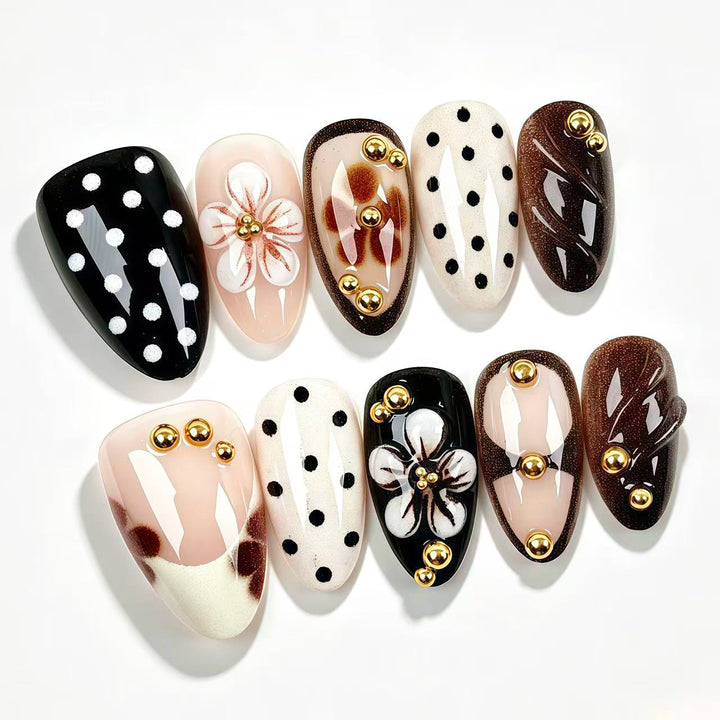 Dekorative Press-On Nagelkunstset mit floralen und geometrischen Designs