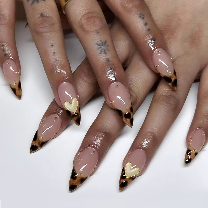 Kunstvolle Stiletto-Nägel mit trendigem Animal-Print Karnz