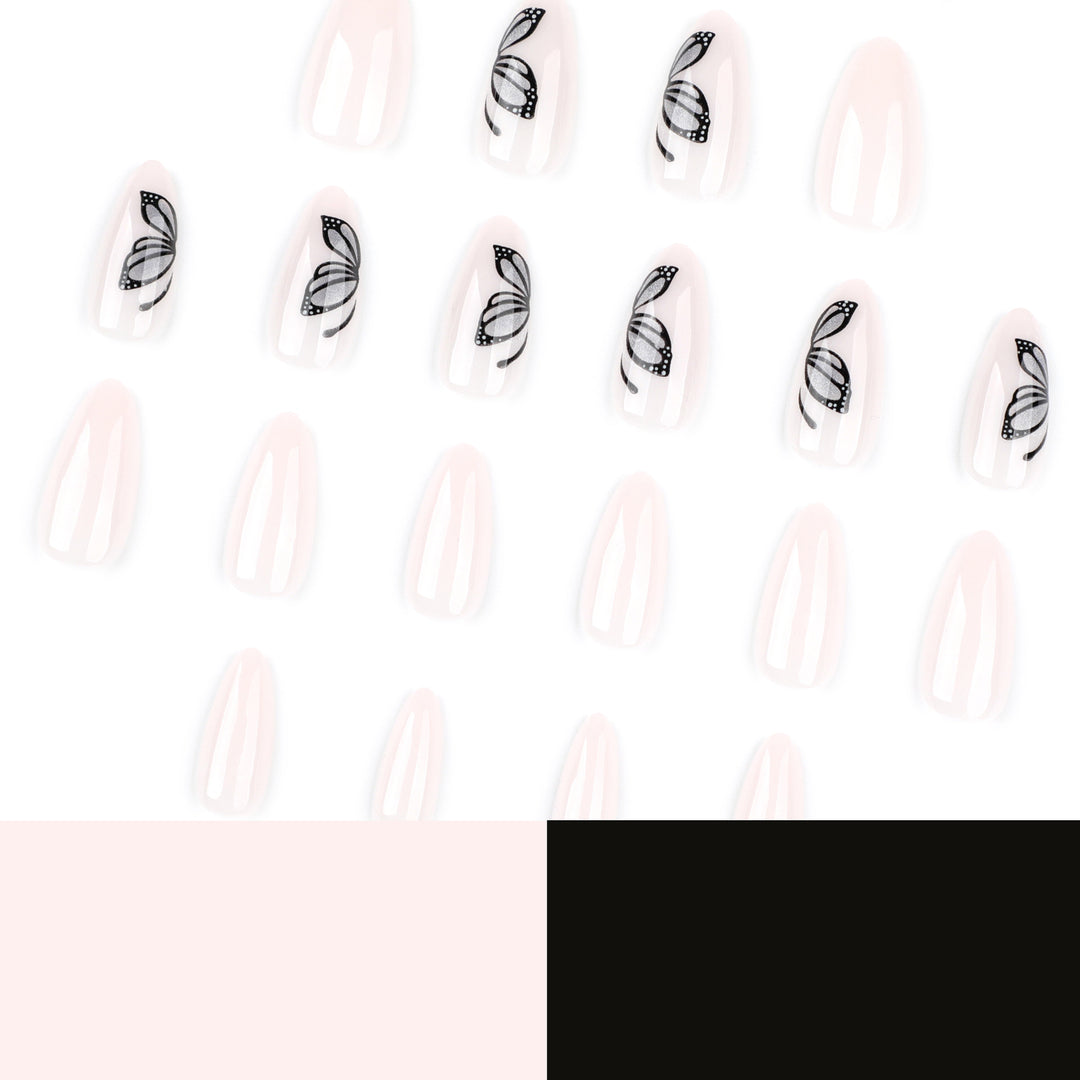 Kunstvolle Nagelverlängerungen mit zartem Schmetterlingsdesign Karnz