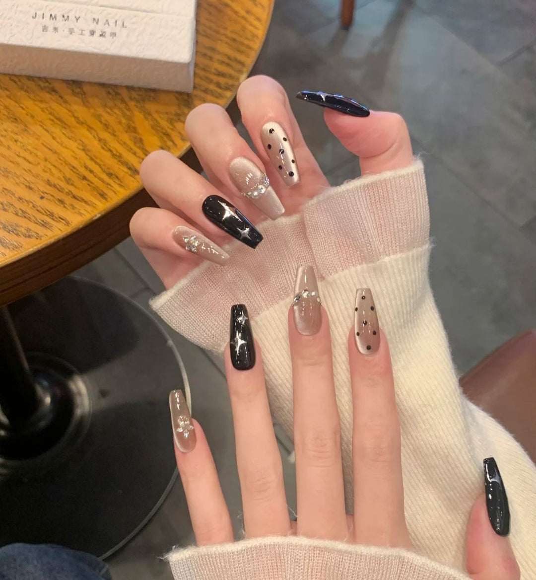 Künstlerisches Herzmuster Nagelkunstverlängerungen Karnz