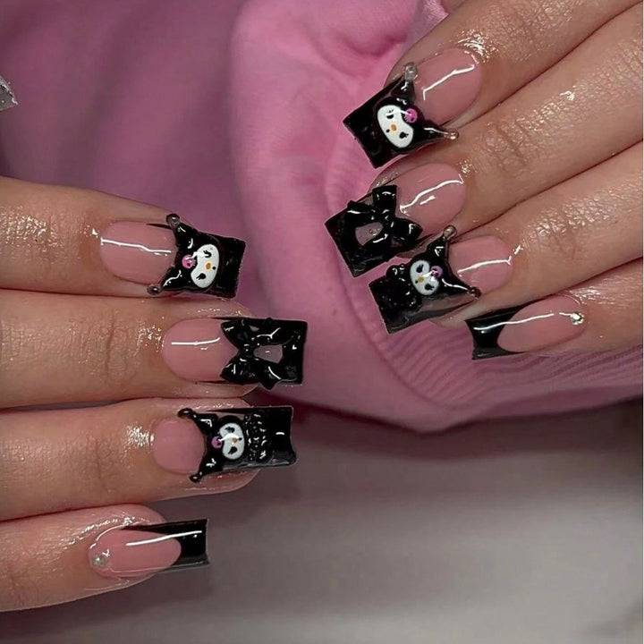 Kunstnagelset mit festlichen winterlichen Motiven und verspielt-glänzenden Akzenten Karnz