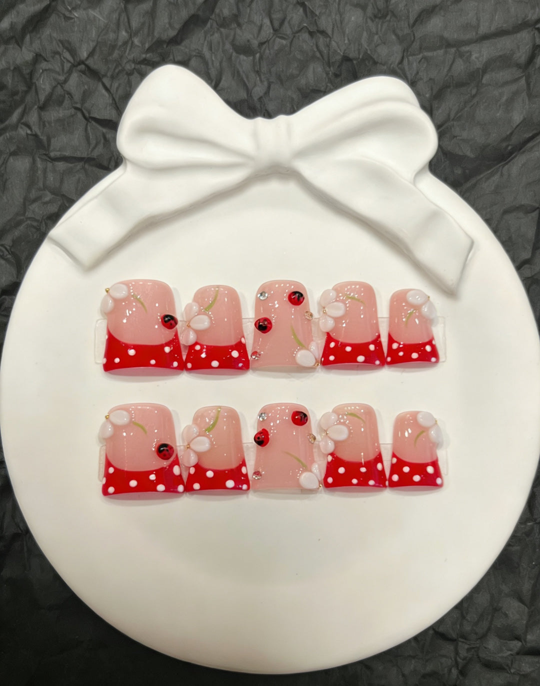 Dekoratives Press-On Nail Art Set mit floralen und Insektenakzenten