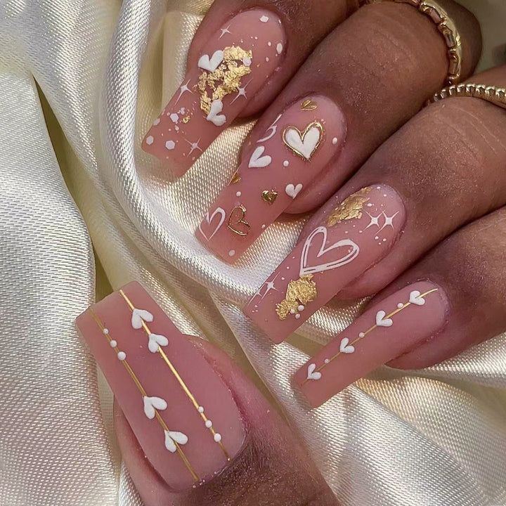 Künstliche Nagelkunst mit Herz- und Glitzermotiven Karnz