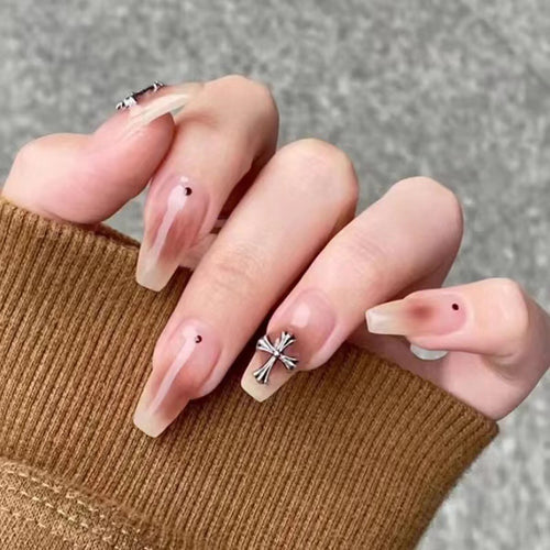 Kunstnagelset mit Glamourösen 3D-Verzierungen Karnz