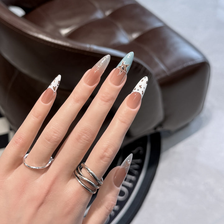 Elegantes Stiletto Press-On Nagelset mit künstlerischen Akzenten Karnz