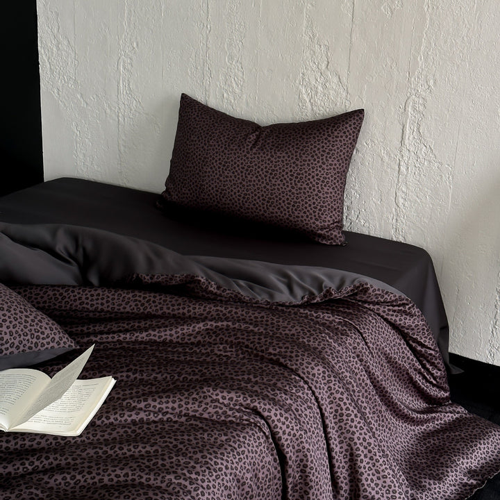 Wendbares Satin-Bettbezug-Set mit feinem Leopardenmuster und seidigem Griff