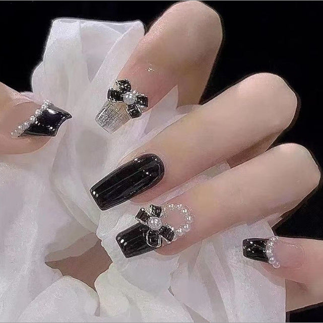 Kunstvolle Nagelkunst mit Glitzer- und Blumenapplikationen Karnz