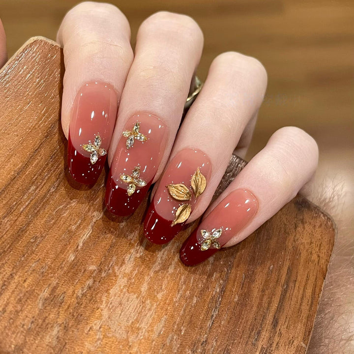 Kunstnägel mit Luxuriösen Blumen- und Glitzerelementen Karnz