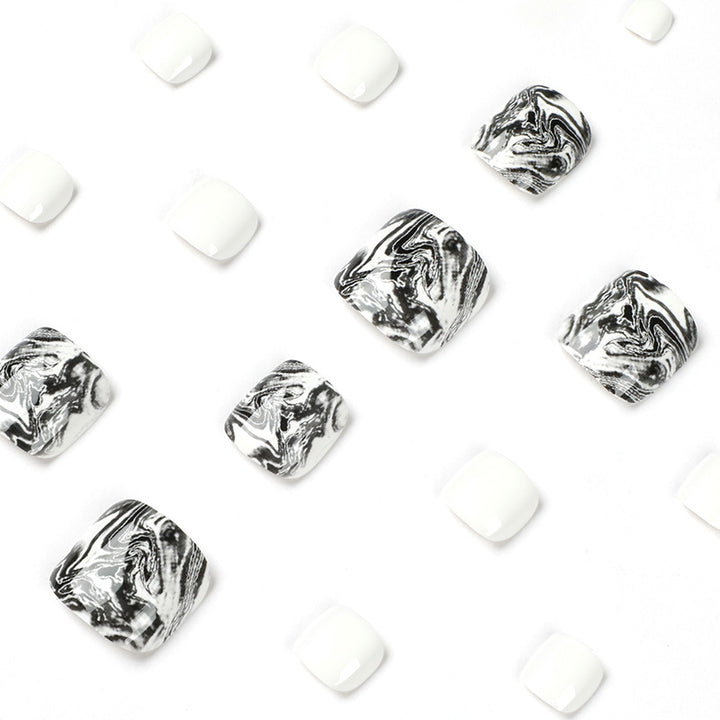 Kunstvolle Fußnagelkunst im eleganten Marmor-Design Karnz